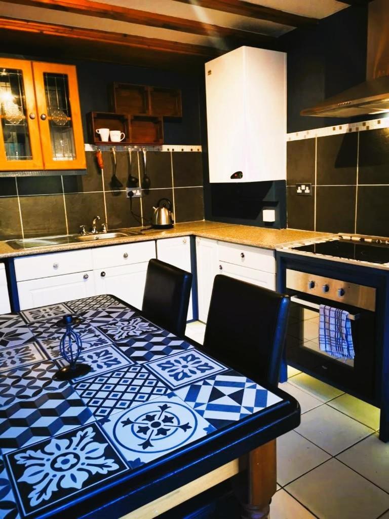 The Cottage Govilon Екстер'єр фото