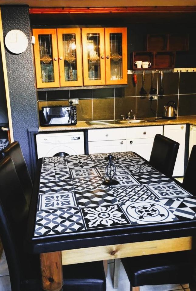 The Cottage Govilon Екстер'єр фото